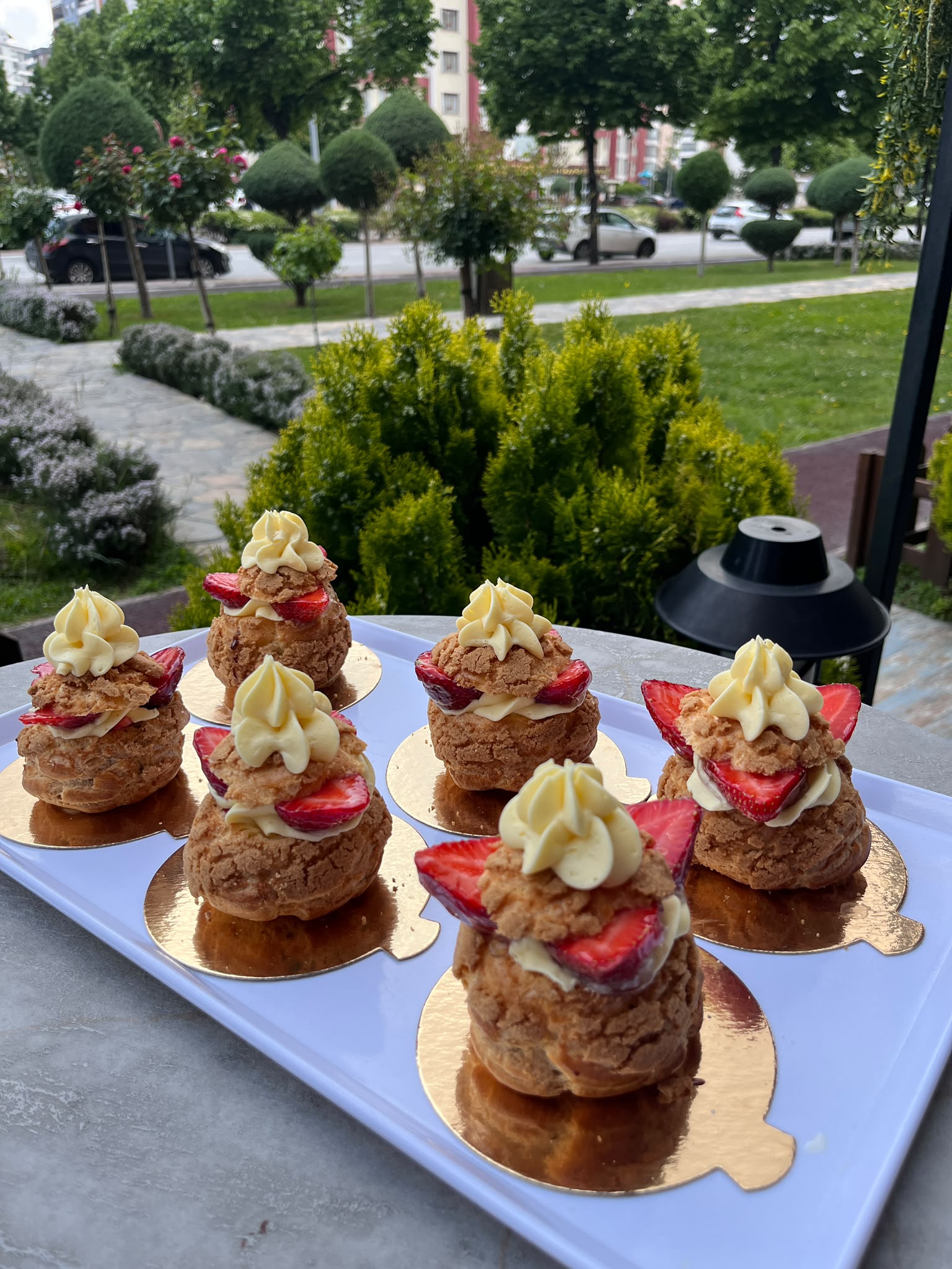 Çilekli profiterol